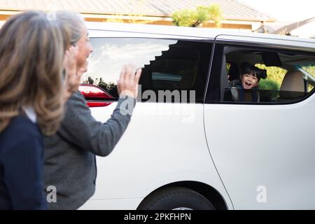 Un petit-fils qui rentre à la maison avec sa femme qui passe du temps dans sa maison de campagne Banque D'Images