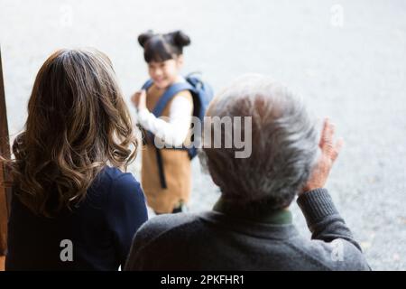 Un petit-fils qui rentre à la maison avec sa femme qui passe du temps dans sa maison de campagne Banque D'Images