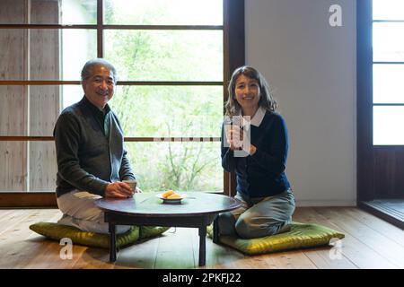 Un couple senior qui passe du temps dans une maison de campagne Banque D'Images