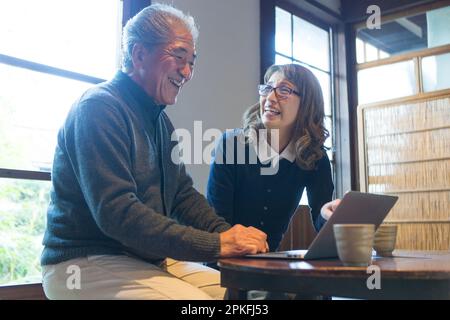 Couple senior faisant des recherches sur l'ordinateur Banque D'Images