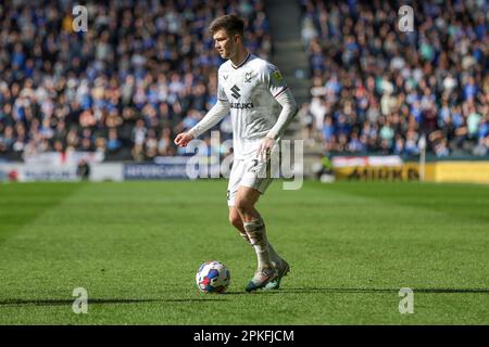 Milton Keynes met Daniel Harvie à l'occasion de la deuxième moitié du match Sky Bet League 1 entre MK Dons et Portsmouth au stade MK, Milton Keynes, le vendredi 7th avril 2023. (Photo : John Cripps | MI News) Credit : MI News & Sport /Alay Live News Banque D'Images