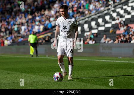 Milton Keynes Dons Josh McEachran pendant la deuxième moitié du match de la Sky Bet League 1 entre MK Dons et Portsmouth au stade MK, Milton Keynes, le vendredi 7th avril 2023. (Photo : John Cripps | MI News) Credit : MI News & Sport /Alay Live News Banque D'Images