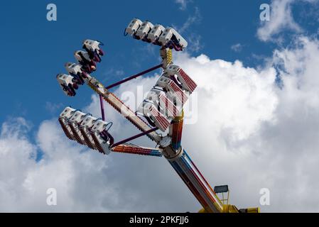 Tornade contre un ciel nuageux, nouvelle promenade au parc d'expositions Clarence Pier à Portsmouth, Angleterre. Avril 2023. Banque D'Images