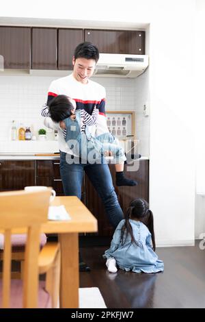 Famille jouant dans la salle à manger Banque D'Images