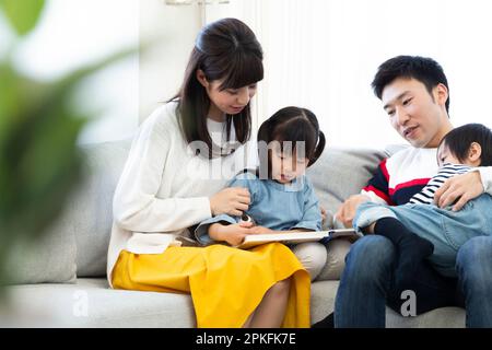 Familles lisant des livres photo Banque D'Images