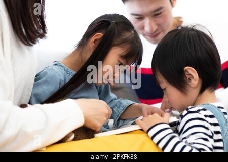 Familles lisant des livres photo Banque D'Images