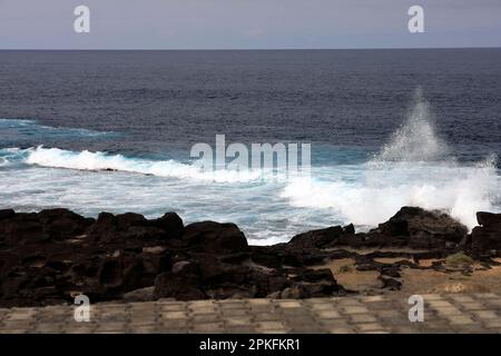 Les vagues de l'Atlantique s'écrasent sur une partie désolée de la côte près du phare de Faro de Pechiguera. Prise février / mars 2023 Banque D'Images