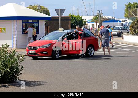 Taxi rouge Lanzarote. Prise février / mars 2023. Banque D'Images