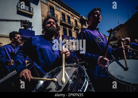 Calanda, Espagne. 07th avril 2023. Des centaines de tambours brisent le silence et commencent à battre à l'unisson, remplissant tout le village avec un son incroyable, à 12 heures, le 'Rompida de la Hora' (rupture de l'heure) le Vendredi Saint dans la municipalité de Calanda. Credit: Matthias Oesterle/Alamy Live News Banque D'Images