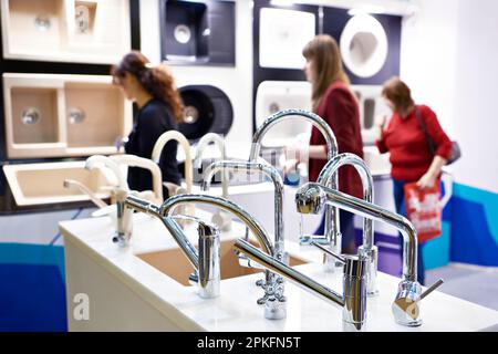 Clients dans un magasin de robinets, d'éviers et d'appareils de cuisine Banque D'Images