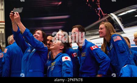 Des membres de la NASA astronautes Corp posent pour un selfie lors de l'événement d'annonce de l'équipage Artemis II à Houston, États-Unis, le 3 avril 2023 Banque D'Images