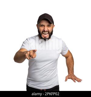 Portrait d'un homme barbu péévreux avec chapeau noir, hurle avec colère à quelqu'un, pointe avec l'index directement à l'appareil photo, habillé en t-shirt blanc, blam Banque D'Images