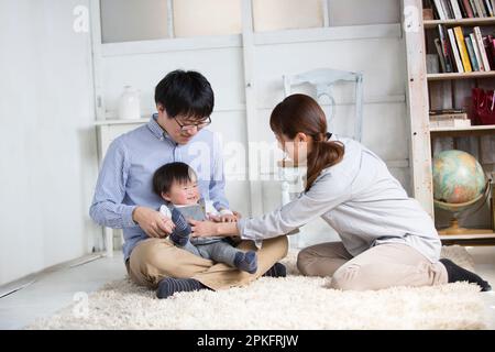 Détente en famille dans le salon Banque D'Images