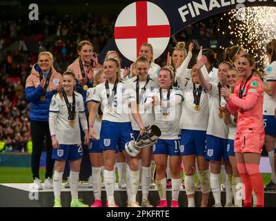 Stade Wembley, Londres, Royaume-Uni. 6th avril 2023. L'équipe d'Angleterre à la fin du match de football Womens Finalissima 2023 entre l'Angleterre (championne européenne des femmes de l'UEFA) et le Brésil (championne sud-américaine des femmes de CONMEBOL) au stade de Wembley, Londres, Angleterre. (Claire Jeffrey/SPP) crédit: SPP Sport presse photo. /Alamy Live News Banque D'Images