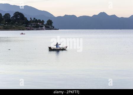 Paysage à couper le souffle du lac Atitlán dans les Highlands guatémaltèques, niché dans la chaîne de montagnes de la Sierra Madre, est un énorme cratère volcanique Banque D'Images