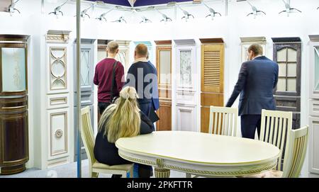 Acheteurs dans un magasin de meubles Banque D'Images