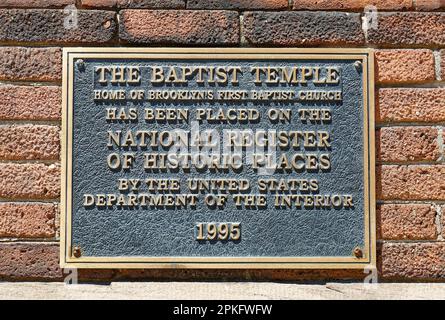 Baptist Temple, dans le centre-ville de Brooklyn/Boerum Hill, est construit en briques sur une base de grès brun à l'angle de Schermerhorn Street et Third Avenue. Banque D'Images