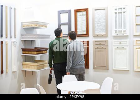 Acheteurs dans un magasin de meubles Banque D'Images
