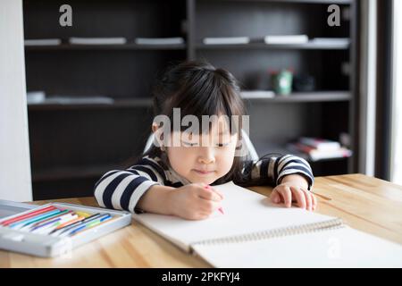 Fille dessin dans Sketchbook Banque D'Images
