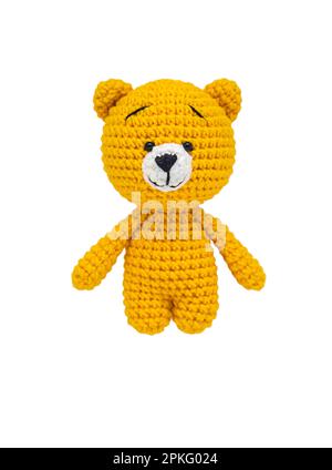 Ours en peluche tricoté crochet isolat sur fond blanc. Mise au point sélective. Bébé. Banque D'Images