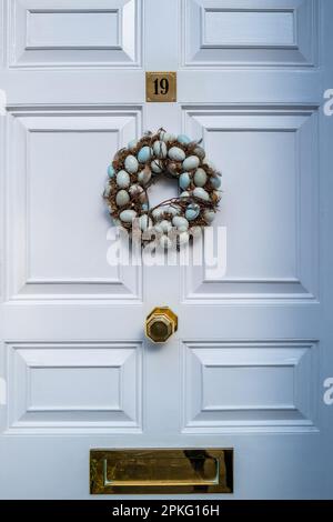 Couronne de Pâques devant une porte géorgienne à Bath, Angleterre, Royaume-Uni Banque D'Images