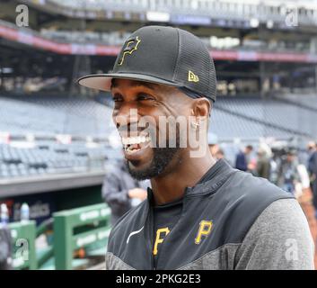 Pittsburgh, États-Unis. 07th avril 2023. Pittsburgh Pirates Andrew McCutchen rit en se promenant sur le terrain pour la pratique de la batte avant l'Opener à la maison contre le Sox blanc de Chicago au PNC Park le vendredi 7 avril 2023 à Pittsburgh. Photo par Archie Carpenter/UPI crédit: UPI/Alay Live News Banque D'Images