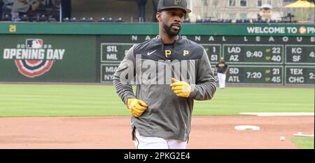 Pittsburgh, États-Unis. 07th avril 2023. Les pirates de Pittsburgh Andrew McCutchen s'éveille dans les bases lors de la pratique de la batte avant l'ouvre-maison contre le Sox blanc de Chicago au parc PNC le vendredi 7 avril 2023 à Pittsburgh. Photo par Archie Carpenter/UPI crédit: UPI/Alay Live News Banque D'Images