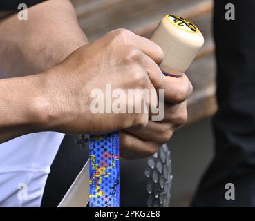 Pittsburgh, États-Unis. 07th avril 2023. Le joueur de Pittsburgh Pirates enveloppe sa chauve-souris avant de s'entraîner à la batte à l'Opener à domicile contre le Sox blanc de Chicago au parc PNC le vendredi 7 avril 2023 à Pittsburgh. Photo par Archie Carpenter/UPI crédit: UPI/Alay Live News Banque D'Images