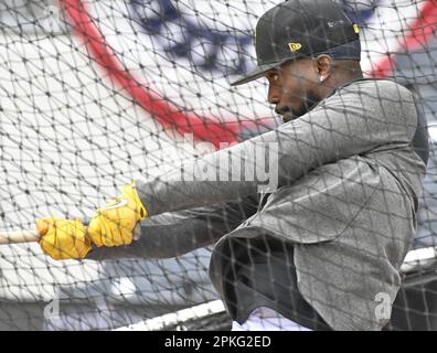 Pittsburgh, États-Unis. 07th avril 2023. Pittsburgh Pirates Andrew McCutchen prend la pratique de la batte avant l'ouvreur de la maison contre le Chicago White Sox au parc PNC le vendredi 7 avril 2023 à Pittsburgh. Photo par Archie Carpenter/UPI crédit: UPI/Alay Live News Banque D'Images