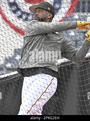 Pittsburgh, États-Unis. 07th avril 2023. Pittsburgh Pirates Andrew McCutchen prend la pratique de la batte avant l'ouvreur de la maison contre le Chicago White Sox au parc PNC le vendredi 7 avril 2023 à Pittsburgh. Photo par Archie Carpenter/UPI crédit: UPI/Alay Live News Banque D'Images