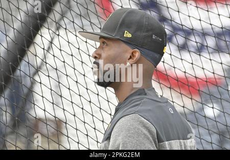 Pittsburgh, États-Unis. 07th avril 2023. Pittsburgh Pirates Andrew McCutchen regarde sur le terrain avant de prendre la pratique de bakting à l'Opener à la maison contre le Chicago White Sox au PNC Park le vendredi 7 avril 2023 à Pittsburgh. Photo par Archie Carpenter/UPI crédit: UPI/Alay Live News Banque D'Images