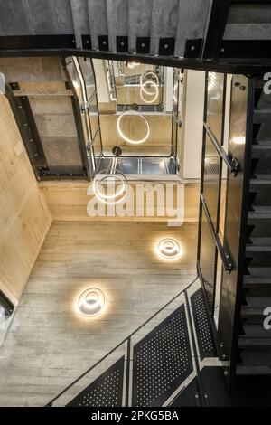 l'intérieur d'un bâtiment qui semble passer par un trou dans le sol à une autre pièce Banque D'Images