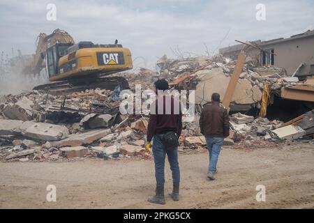 Hatay, Turquie. 07th avril 2023. On voit des gens qui regardent les débris enlevés. Il y a 2 mois depuis le tremblement de terre de 6 février 2023. Dans le district de Harbiye, dans le district de Defne, à Hatay, les victimes du tremblement de terre tentent de retrouver une vie normale. Crédit : SOPA Images Limited/Alamy Live News Banque D'Images