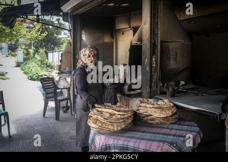 Hatay, Turquie. 07th avril 2023. Les femmes de Hatay ont vu faire du pain pour gagner de l'argent après le tremblement de terre. Il y a 2 mois depuis le tremblement de terre de 6 février 2023. Dans le district de Harbiye, dans le district de Defne, à Hatay, les victimes du tremblement de terre tentent de retrouver une vie normale. Crédit : SOPA Images Limited/Alamy Live News Banque D'Images