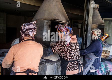 Hatay, Turquie. 07th avril 2023. Les femmes Hatay ont été vues faire du pain pour gagner de l'argent après le tremblement de terre. Il y a 2 mois depuis le tremblement de terre de 6 février 2023. Dans le district de Harbiye, dans le district de Defne, à Hatay, les victimes du tremblement de terre tentent de retrouver une vie normale. Crédit : SOPA Images Limited/Alamy Live News Banque D'Images