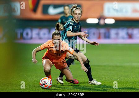 Firo : 07.04.2023, football, football, match amical DFB femmes Country Game équipe nationale pays-Bas - Allemagne Kerstin Casparij (pays-Bas) en duels avec Sophia Kleherne (Allemagne) Banque D'Images