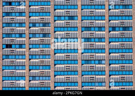 Plan horizontal de rangées de fenêtres d'appartement dans un immeuble d'appartements en hauteur. Banque D'Images