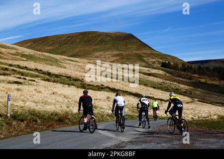 Météo au Royaume-Uni : jour férié du Vendredi Saint, 7 avril 2023. Parc national de Brecon Beacons, pays de Galles du Sud. Après une pause, les cyclistes se sont mis en route sur les voies du parc national de Brecon Beacons. Par beau temps ensoleillé, beaucoup de gens ont fait le voyage au parc pour les vacances d'aujourd'hui. Banque D'Images