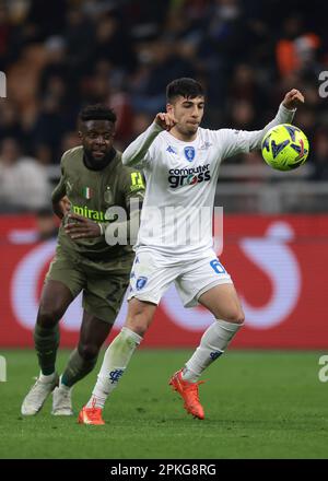 Milan, Italie, 7th avril 2023. Fabiano Parisi d'Empoli FC contrôle le ballon comme Divock Origi de l'AC Milan ferme dans pendant la série Un match à Giuseppe Meazza, Milan. Le crédit photo devrait se lire: Jonathan Moscrop / Sportimage Banque D'Images