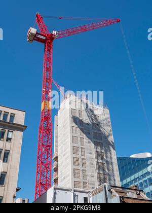 Une grue Wolff luffing Jib dans le cadre d'un projet de construction sur Farringdon Street, dans le centre de Londres, au Royaume-Uni. Banque D'Images