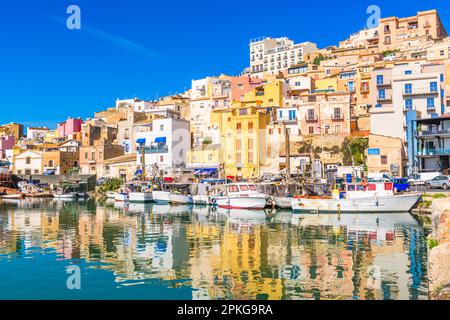 Sciacca, Sicile, Italie avec réflexions d'eau au port. Banque D'Images