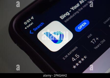 Vancouver, CANADA - avril 7 2023 : icône Microsoft Bing vue dans App Store sur l'écran de l'iPhone. Bing est un moteur de recherche Web de Microsoft. Banque D'Images