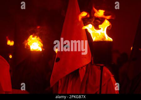 Goias, Goias, Brésil – 06 avril 2023: Un farricoco, tenant une torche avec feu, dans la procession de Fogareu, un festival typique dans la ville de Goiás Banque D'Images