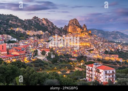 Gagliano Castelferrato, Italie en Sicile au crépuscule. Banque D'Images