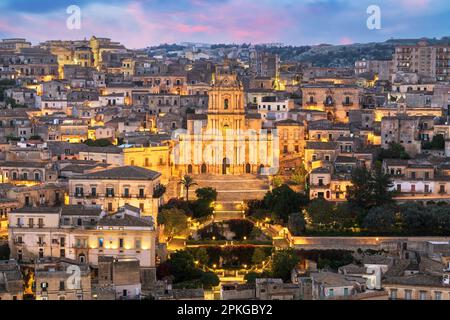 Modica, Sicile, Italie avec la cathédrale de San Giorgio au crépuscule. Banque D'Images