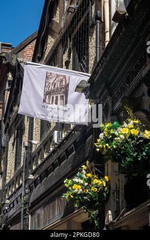 YE Hole dans Ye Wall le plus ancien pub de Liverpool Banque D'Images