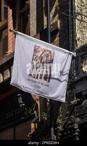 YE Hole dans Ye Wall le plus ancien pub de Liverpool Banque D'Images