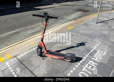 Un scooter de location de VOI isolé dans un parking désigné à Liverpool Banque D'Images