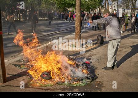 6 avril 2023, Paris, Ile-de-France, France : affrontements entre manifestants et la police anti-émeute de France sur l'avenue des Gobelins. Des gaz lacrymogènes sont utilisés, des manifestants ont été arrêtés, tandis que d'autres manifestants tentent des rejoindre. La lutte est toujours en cours en France contre le plan de réforme des retraites de Macron. (Credit image: © Norbert Voskens/ZUMA Press Wire) USAGE ÉDITORIAL SEULEMENT! Non destiné À un usage commercial ! Banque D'Images