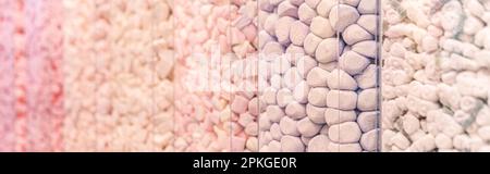 Guimauves rose pastel et violet dans une fenêtre de magasin Banque D'Images